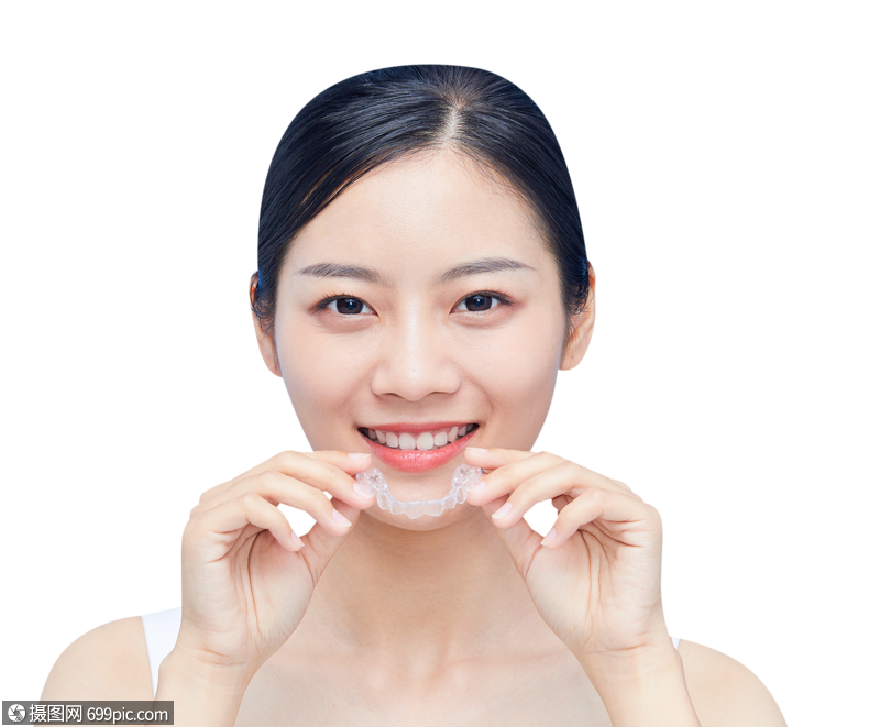 年轻美女手拿牙套展示洁齿爱牙日