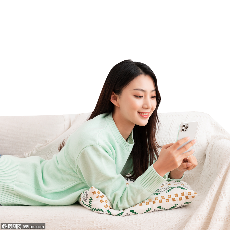 单身美女居家生活沙发上玩手机