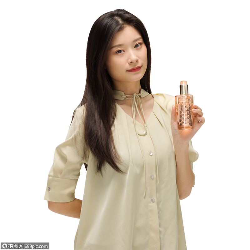 手拿护发产品的时尚女性