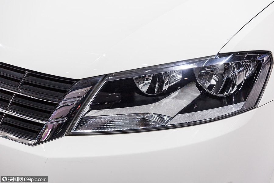 白色豪华商务汽车车灯