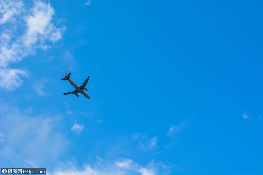 远云的飞机蓝天远去