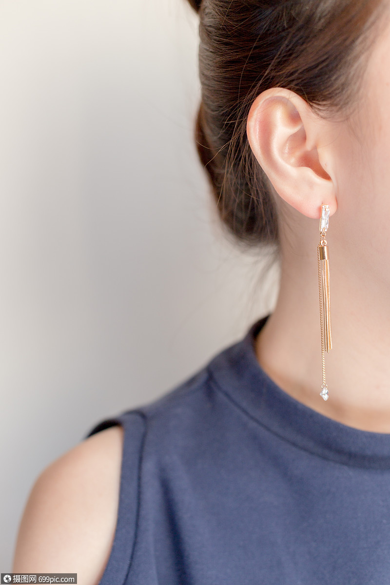 清新文艺美女耳朵耳环特写女人人物