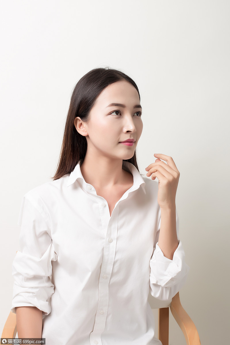 职业女性举手凝视侧面思考