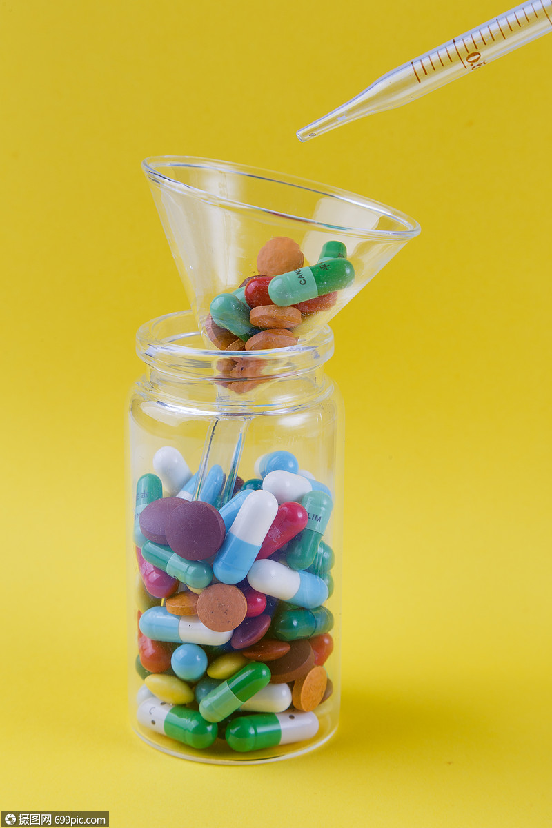 各种颜色彩色的药片和胶囊