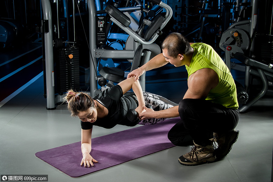 健身教练运动指导动作