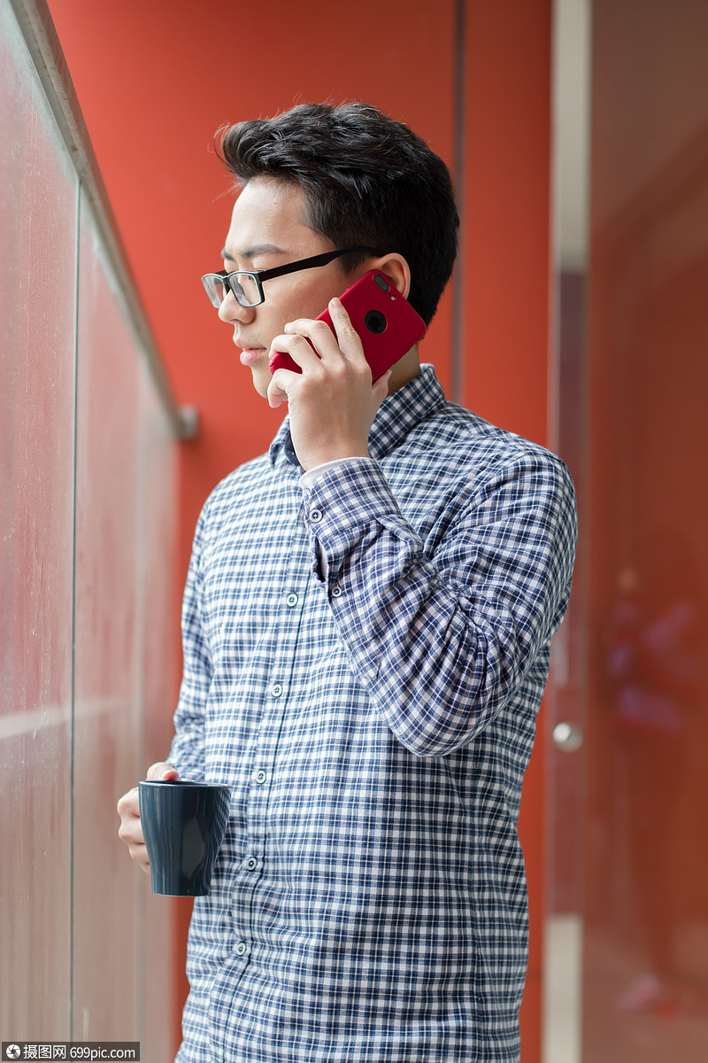 办公室打电话通话合作场景