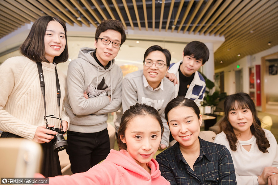 年轻文艺时尚团队自拍形象手机沙发