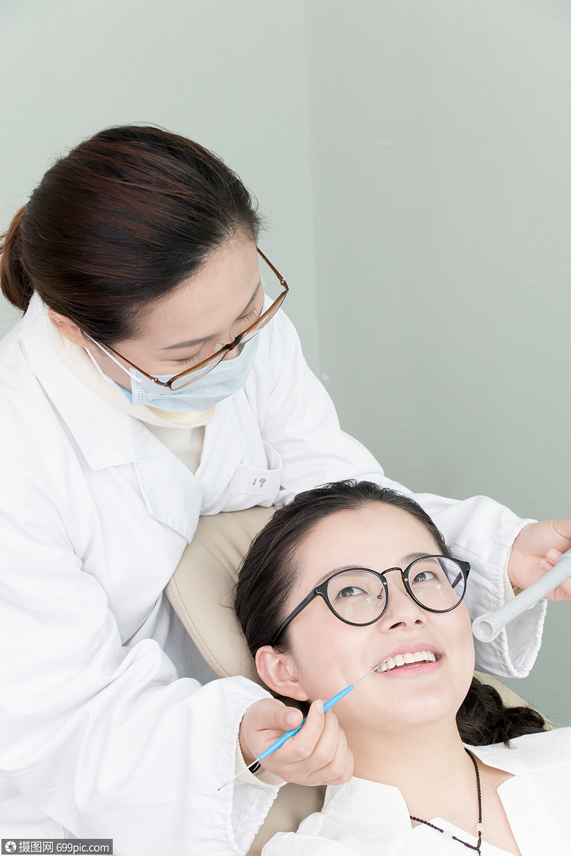 医生为病人检查牙齿牙科口腔