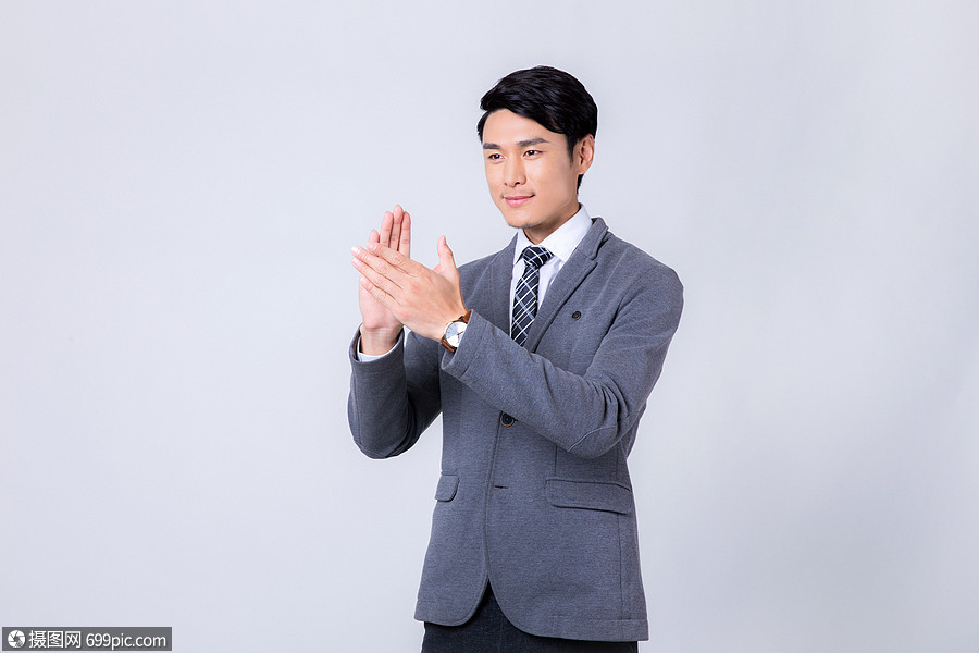 做鼓掌手势的商务男性形象