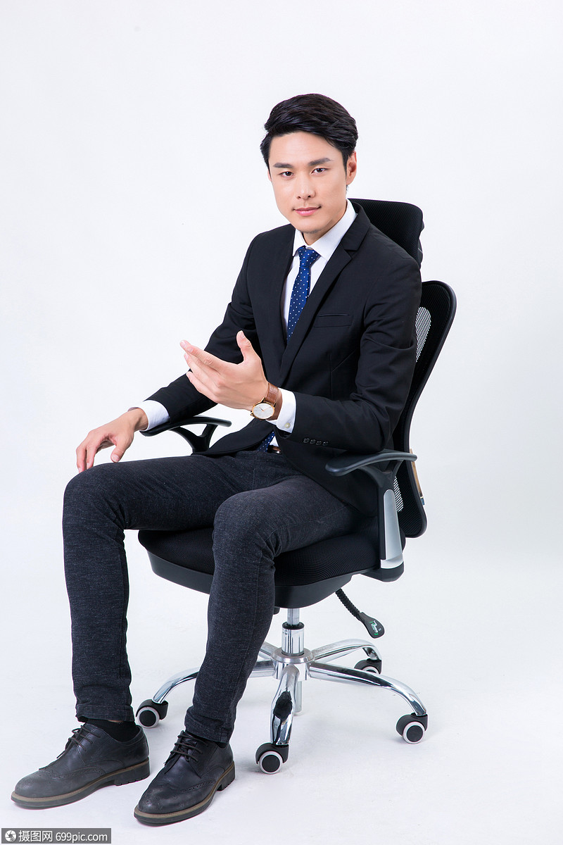 办公椅上自信的商务男士形象