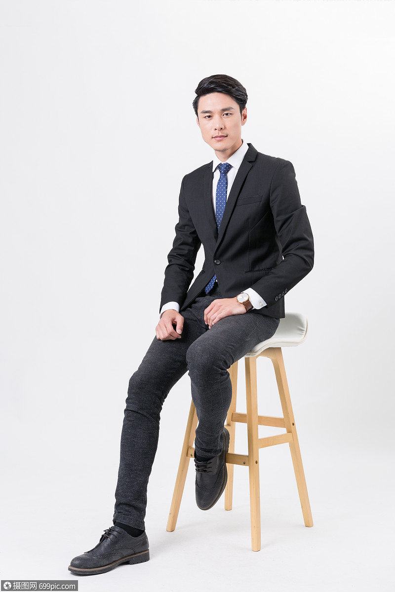 坐着的商务男士放松轻松