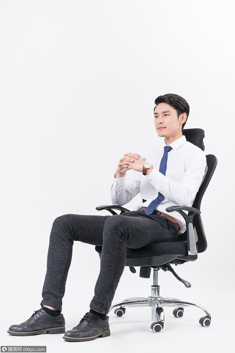 坐在办公椅上思考的西装商务男子