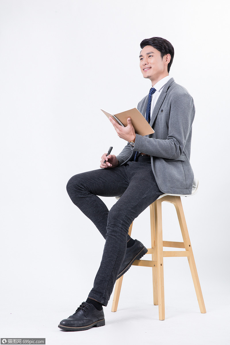 商务男士坐着用笔纸记录书写亚洲人现代