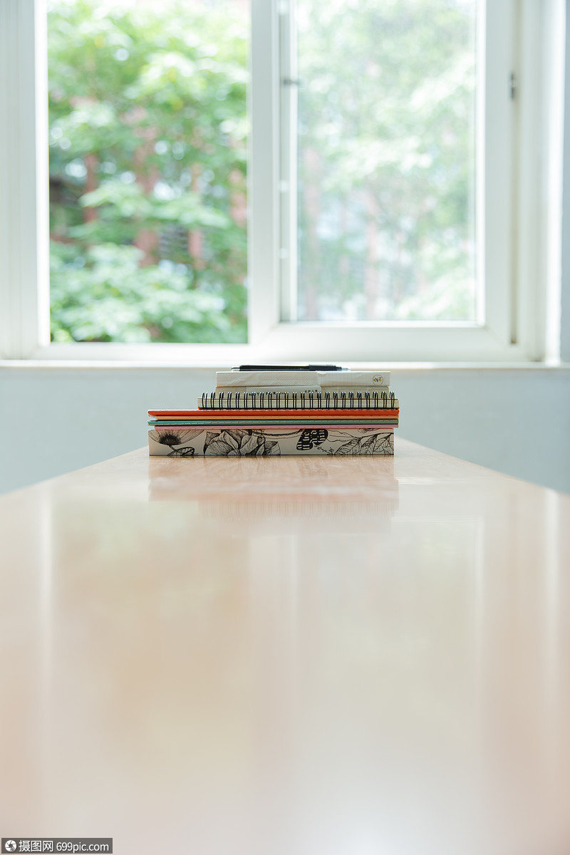 教室里课桌上整齐的书本