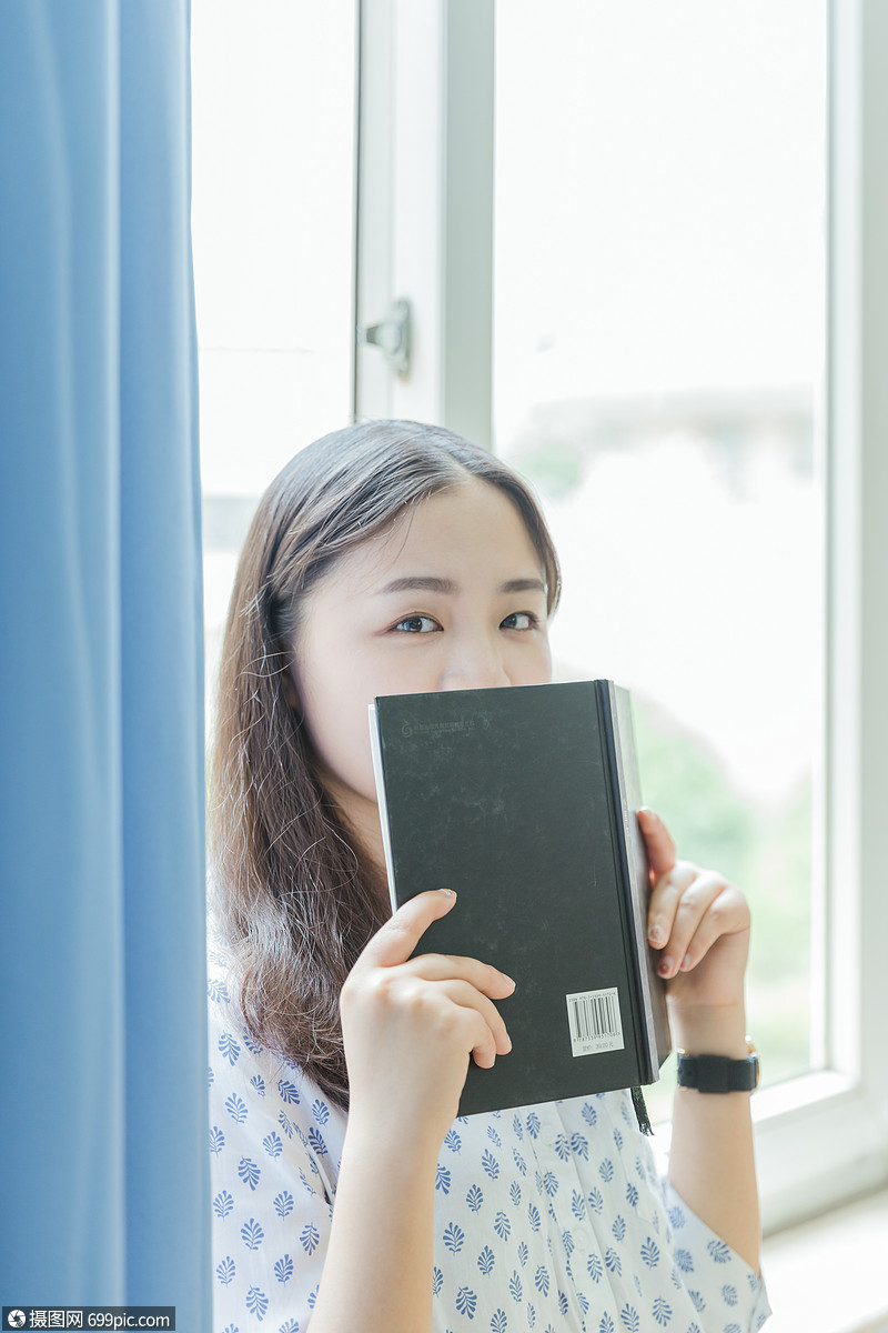 照片 教育文化 校园教室文艺甜美女孩拿着书.jpg