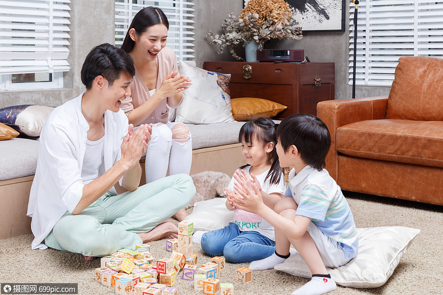 家庭亲子积木游戏