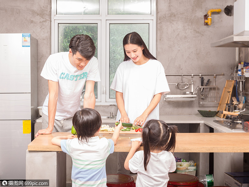 年轻父母与孩子一起在厨房做饭