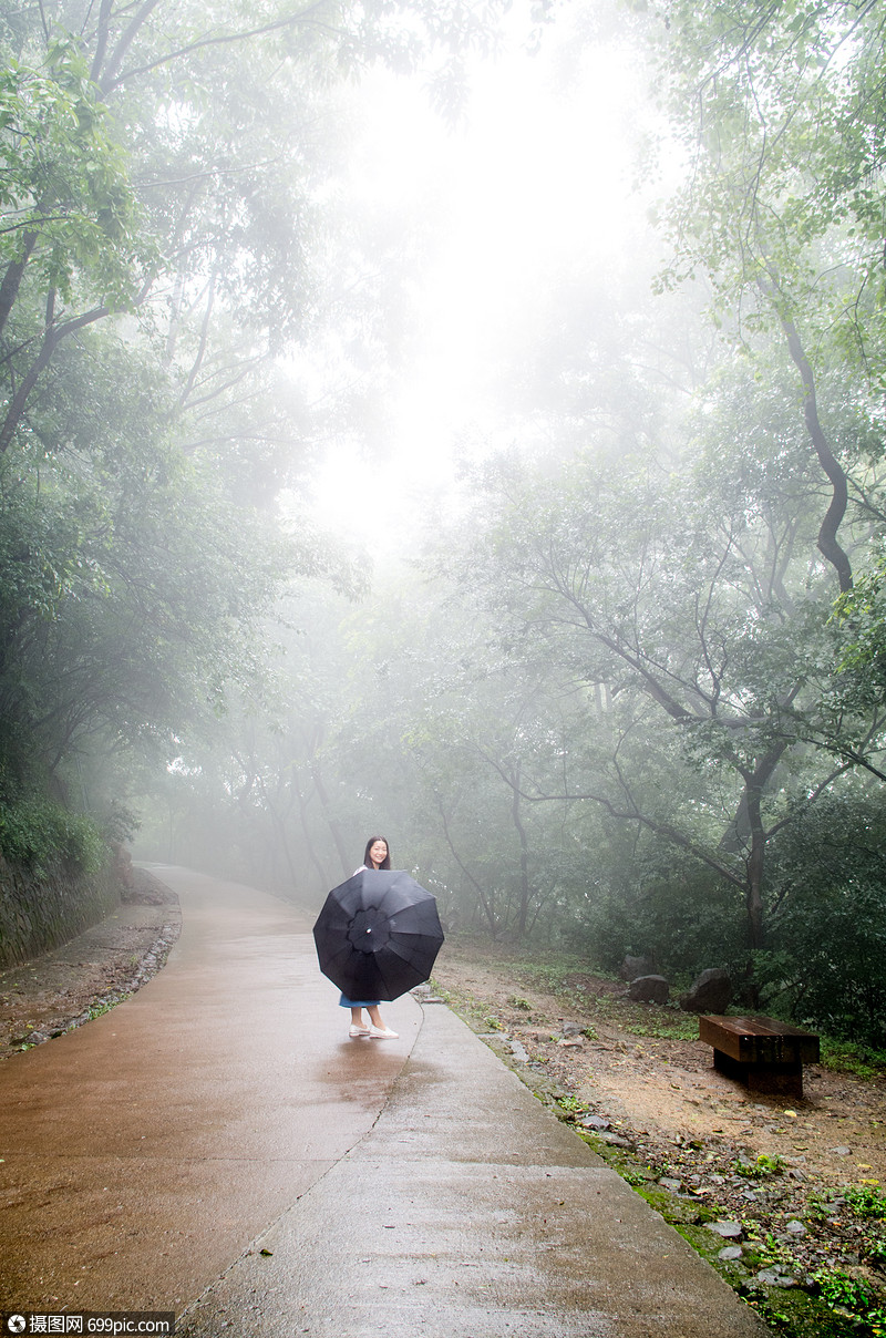 夏天雨后雾气弥漫的大蜀山人物打伞图片