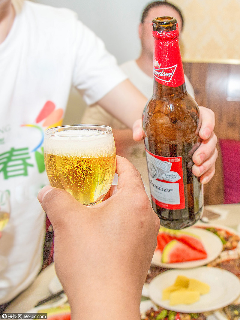 啤酒碰杯冰爽高清图片素材