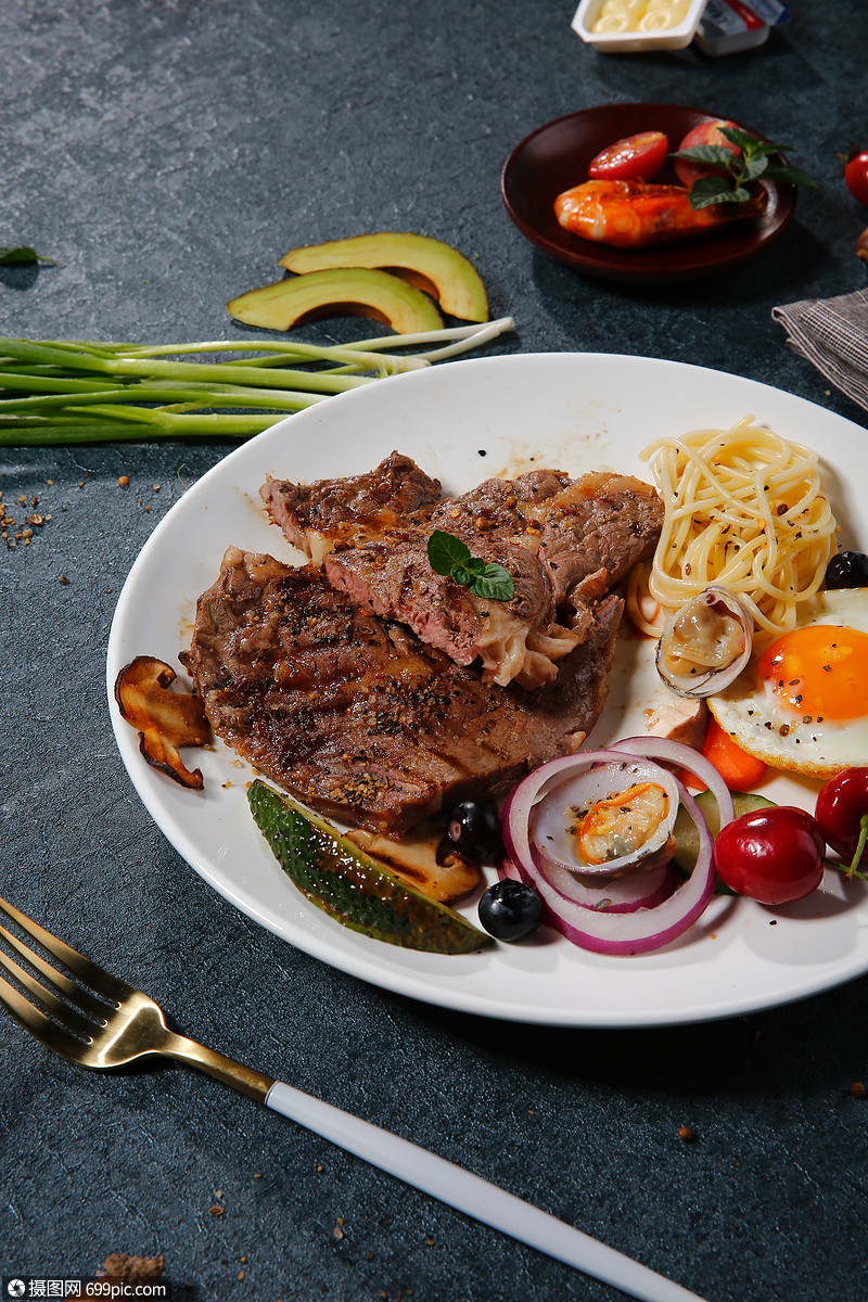 美味牛排意面午餐