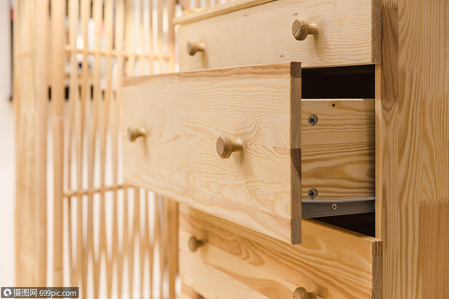 家居生活木柜拉开的抽屉