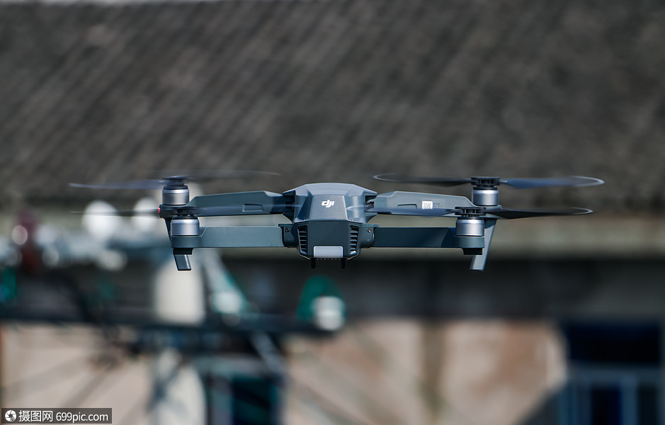 飞在空中的大疆航拍飞行器御