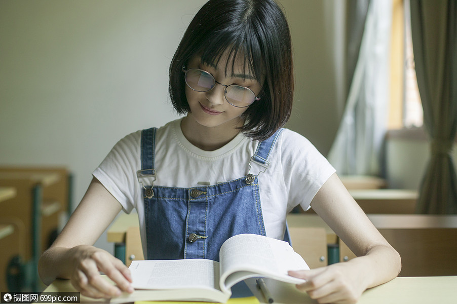 学校教室里女学生认真学习上课教育女同学