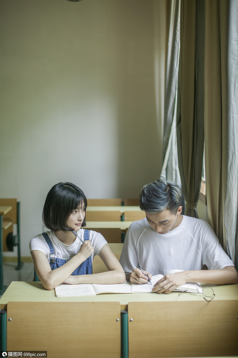 学校教室里学生们在认真学习上课恋爱模特