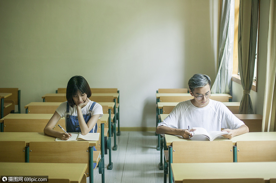 学校教室里学生们在认真学习上课