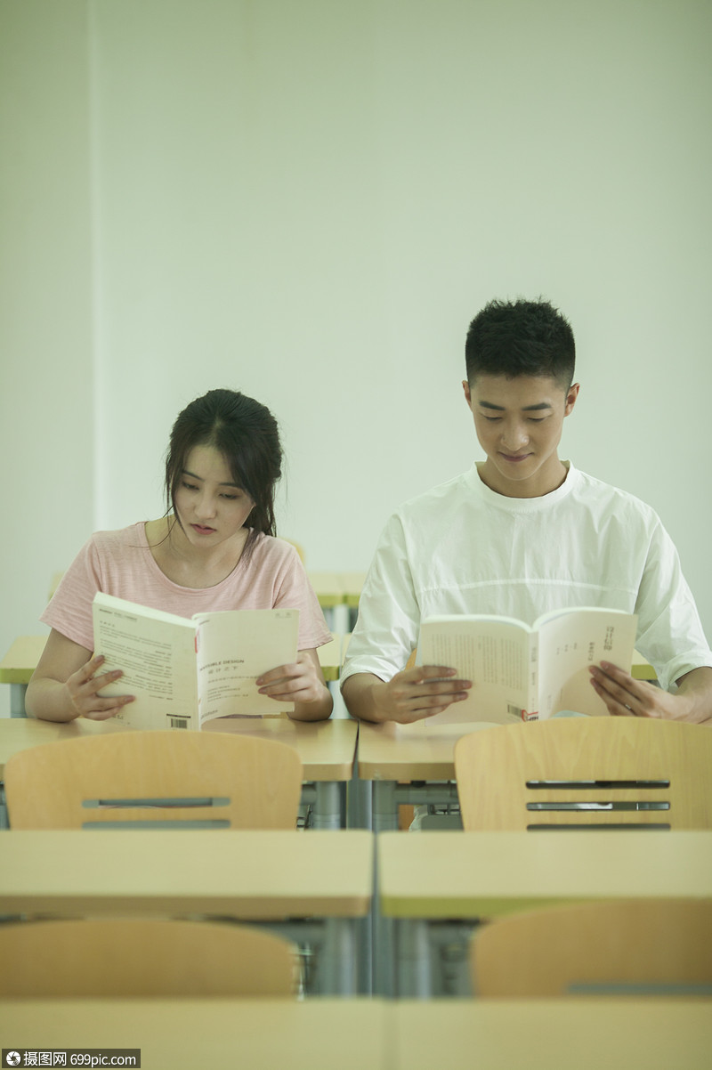 学校教室里同学们自习学习恋爱女同学人物