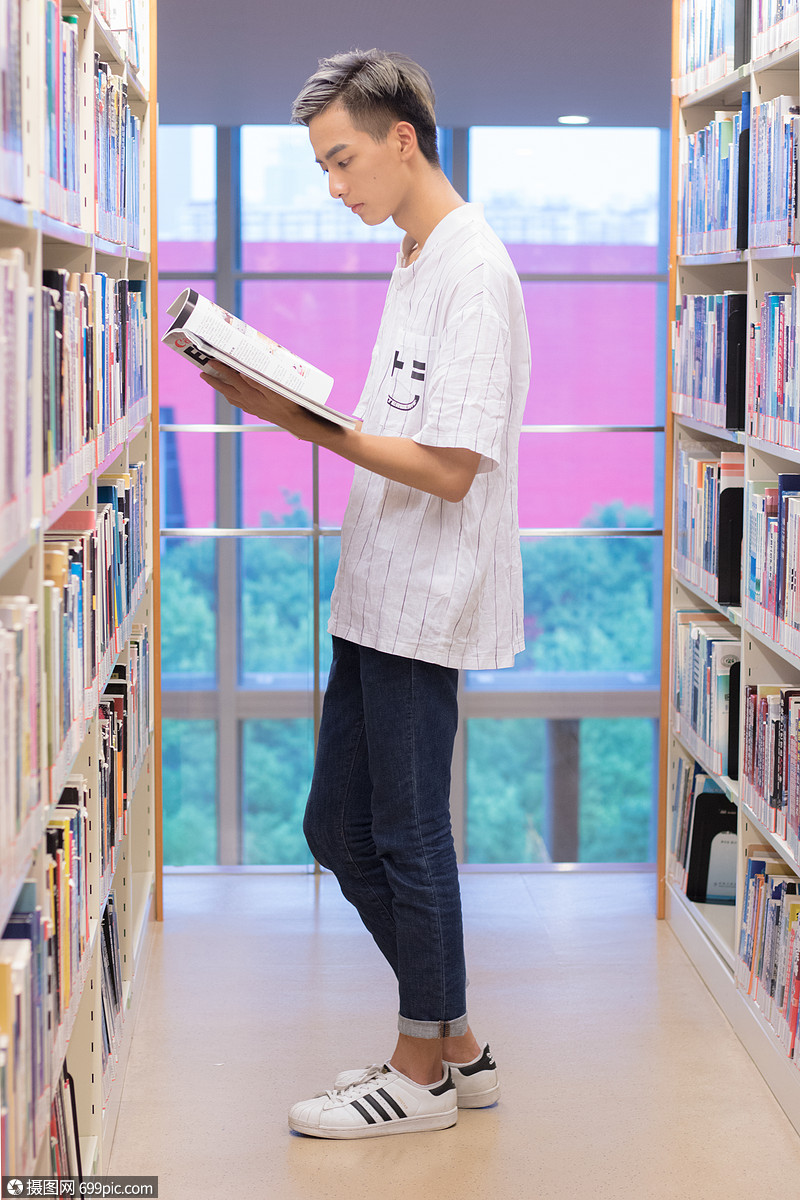 图书馆里认真看书的同学大学人物