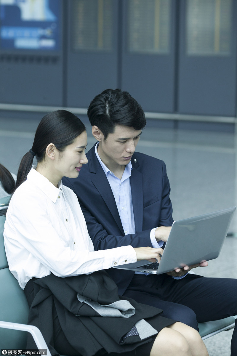 商务男士商务女士在机场休息区办公会务出差