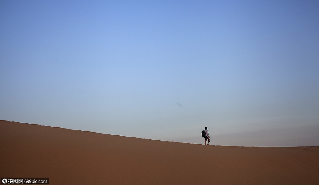 旅行中一个人孤独的在沙漠上行走
