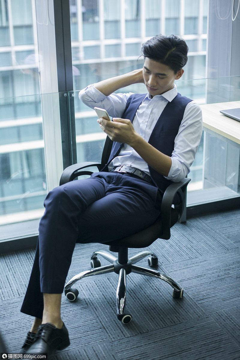 商务楼里商务男士在休闲办公