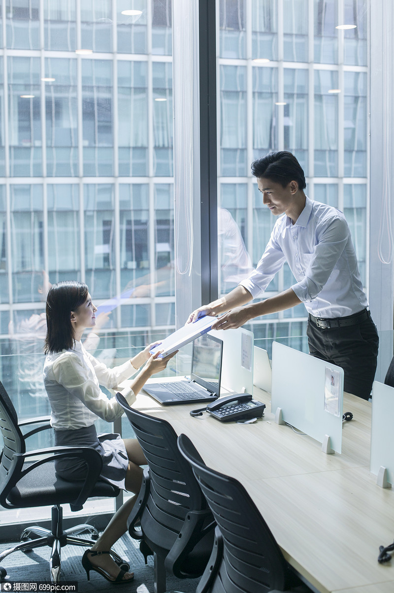 商务楼里商务人士在办公上班
