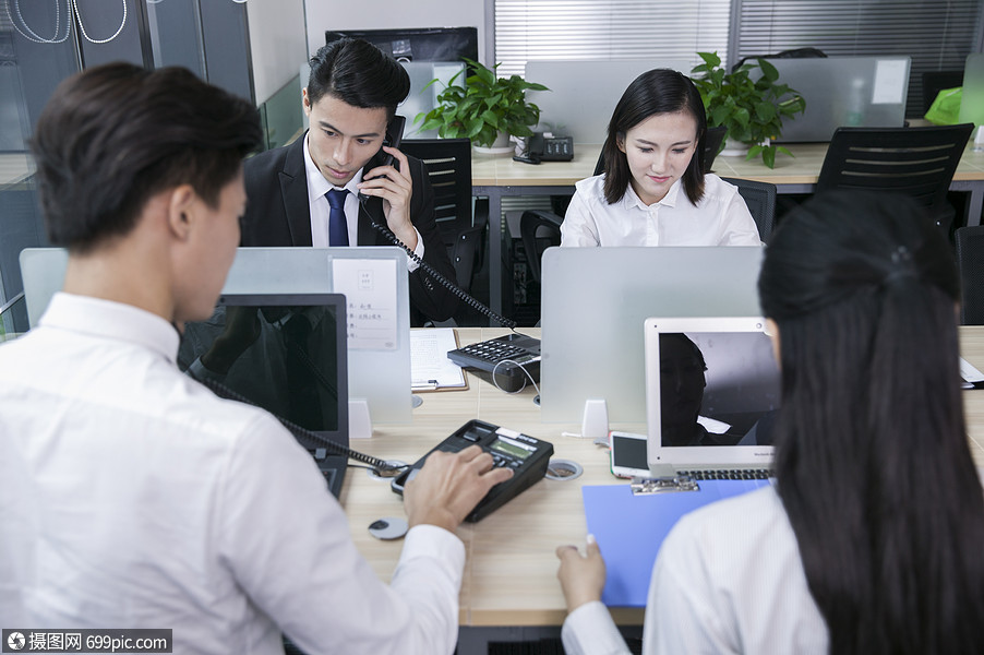 办公室里整个团队都在工作商务男士白领