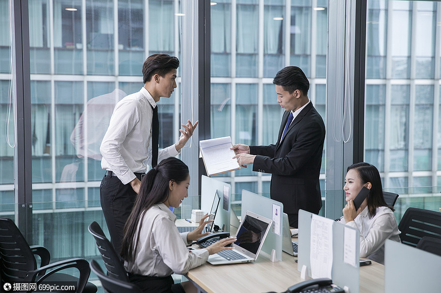 办公室内整个团队在合作分工努力工作商务女士人物