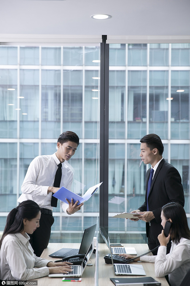 办公室内整个团队在合作分工努力工作