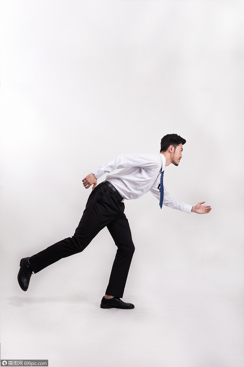 穿着西装跑步的白领上班族