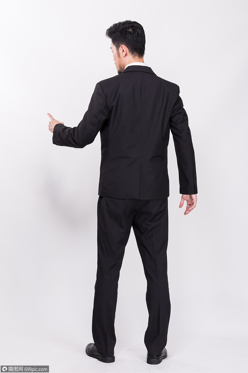 商务人士手指指向远方的背影