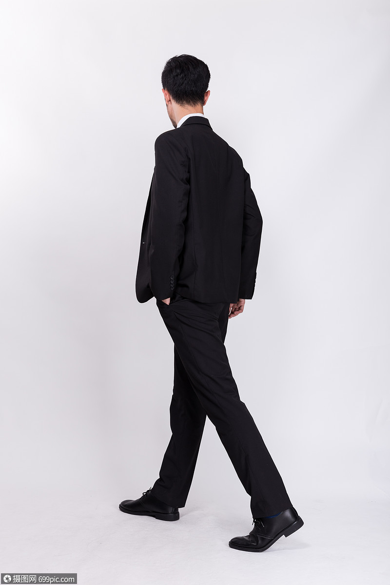 商务人士走路背影男性自信