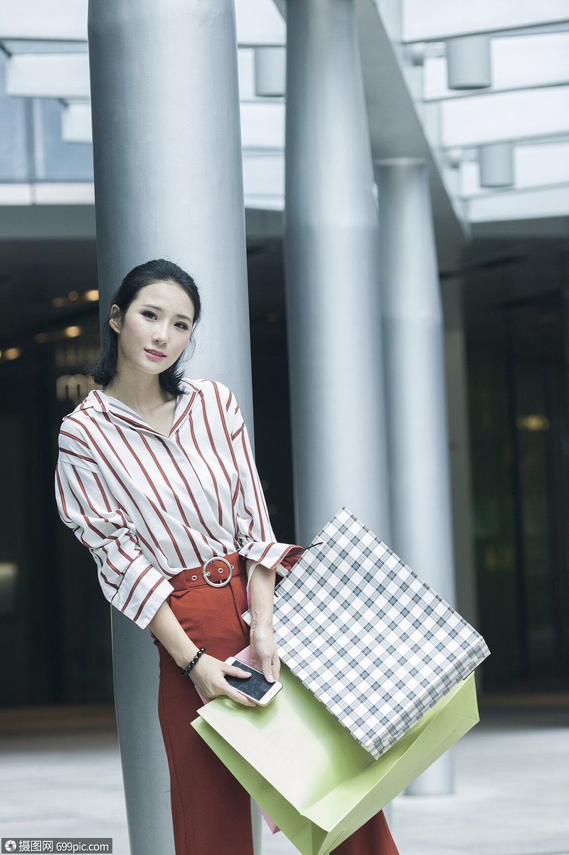 小资美女在商场购物逛街女性人物