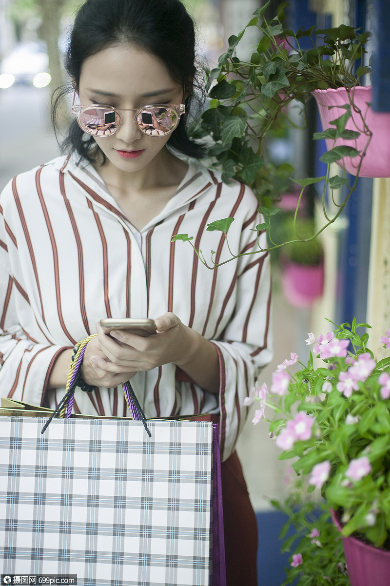 时尚美女在小资街道逛街购物女性模特