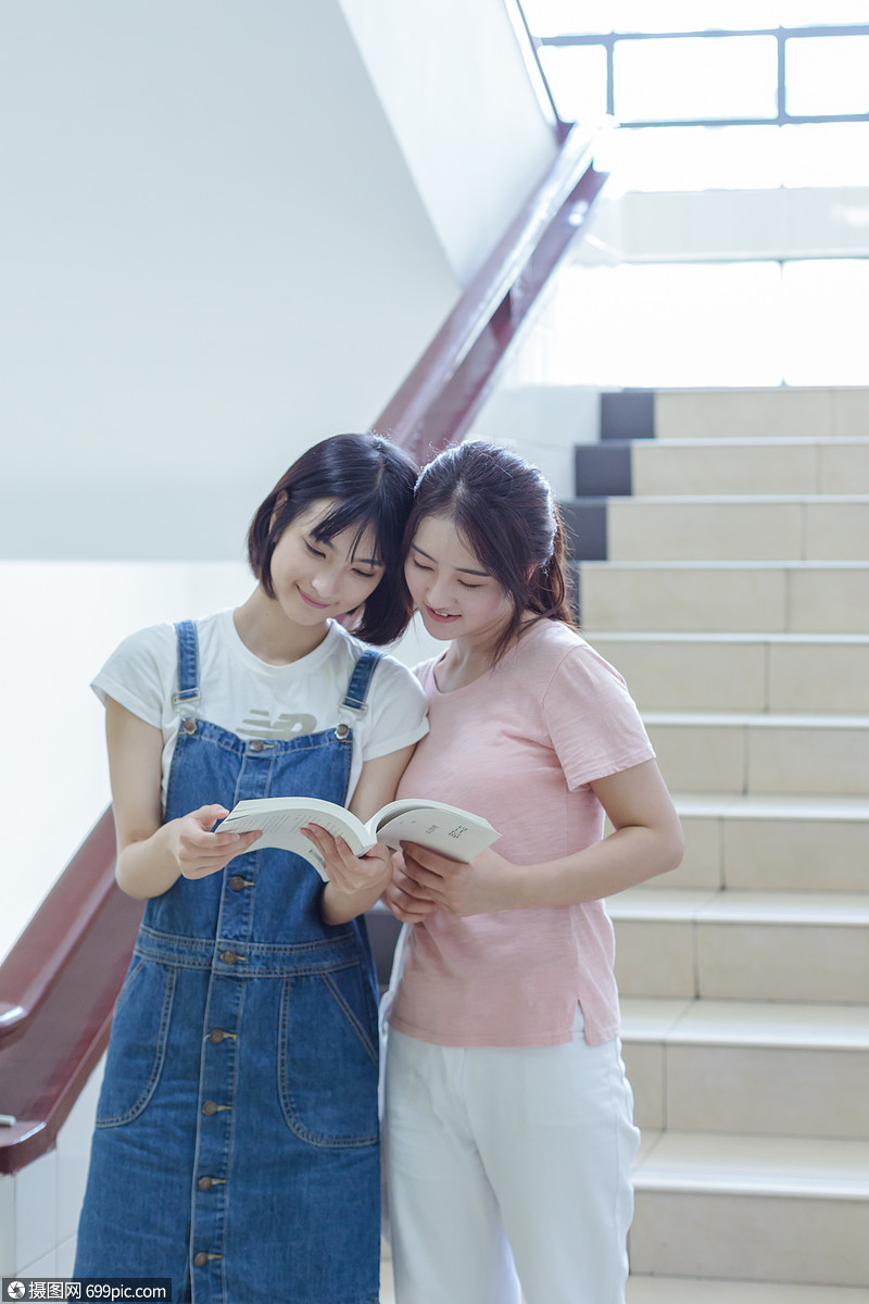 大学下课女同学一起看书