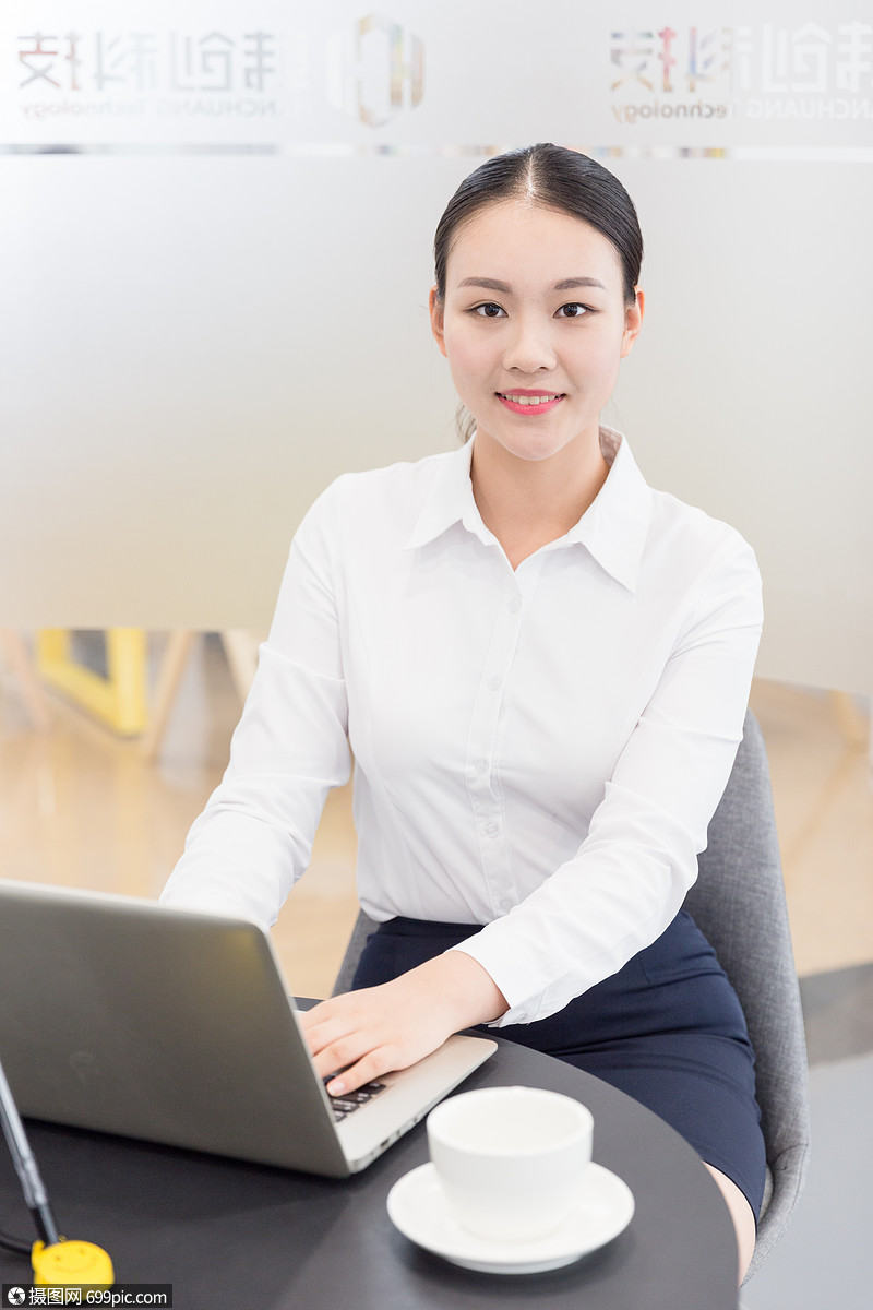 会议室里忙碌办公的职业女性