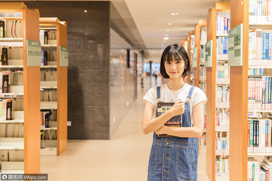 大学女生图书馆学习