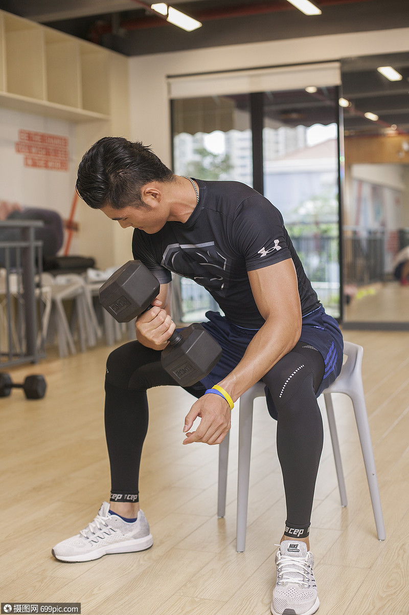 男性在健身房里健身