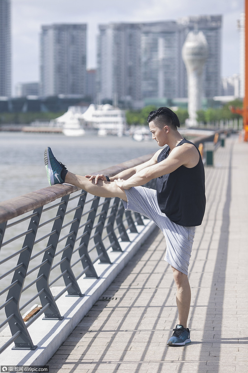 男性在户外做热身运动