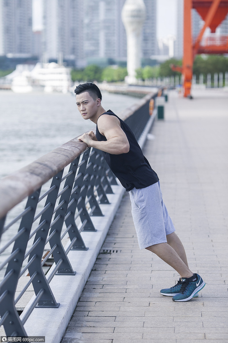 图片 照片 生活方式 男性在户外做热身运动.jpg