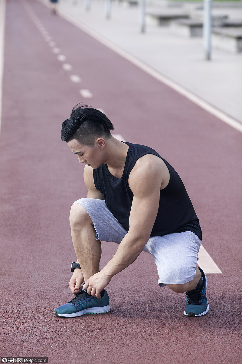 图片 照片 生活方式 男性在户外做热身运动.jpg